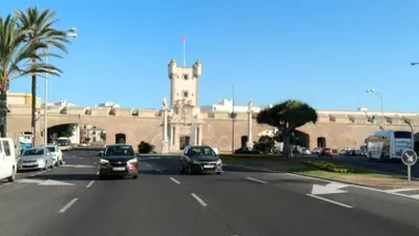 Imagen de la Puerta de Tierra de Cádiz en un día despejado