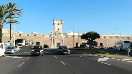Imagen de la Puerta de Tierra de Cádiz en un día despejado