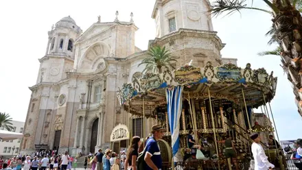Imagen del tiovivo en la Plaza de la Catedral de Cádiz