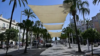 Toldos en la plaza de San Juan de Dios de Cádiz