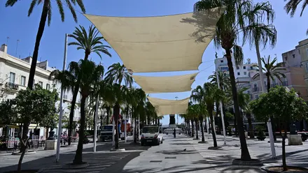 Toldos en la plaza de San Juan de Dios de Cádiz