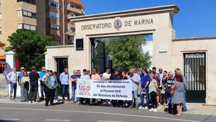 Manifestantes en la entrada del Observatorio de la Armada en San Fernando.
