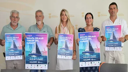 La delegada Isabel Butrón en el centro junto con los organizadores de la regata sosteniendo el cartel de la misma.