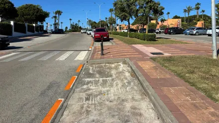 Líneas naranjas marcadas en la carretera en Chiclana.