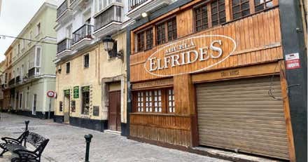 Cierre temporal del restaurante Abuela Elfrides en la plaza de San Agustín de Cádiz