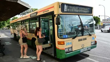 Dos jóvenes suben a un autobús urbano de Cádiz.