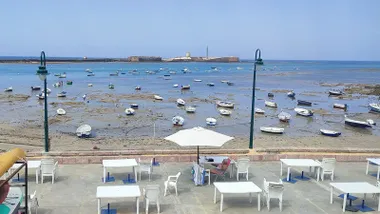 Playa de la Caleta en Bajamar con el cielo completamente azul.