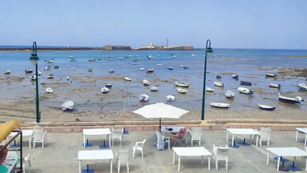 Playa de la Caleta en Bajamar con el cielo completamente azul.