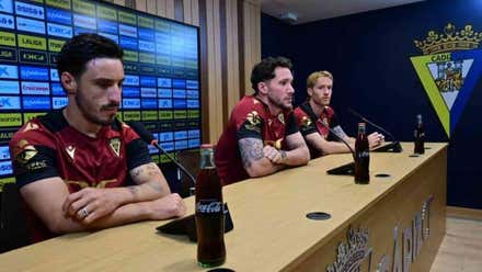 La plantilla del Cádiz CF se encomienda al espíritu de Cervera en busca del milagro