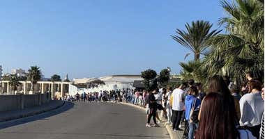 Colas en la Punta de San Felipe de Cádiz por una fiesta de Halloween