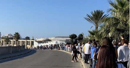 Colas en la Punta de San Felipe de Cádiz por una fiesta de Halloween