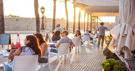 Denuncian que un bar de Cádiz negó la entrada al servicio a una chica con problemas de control de esfínteres