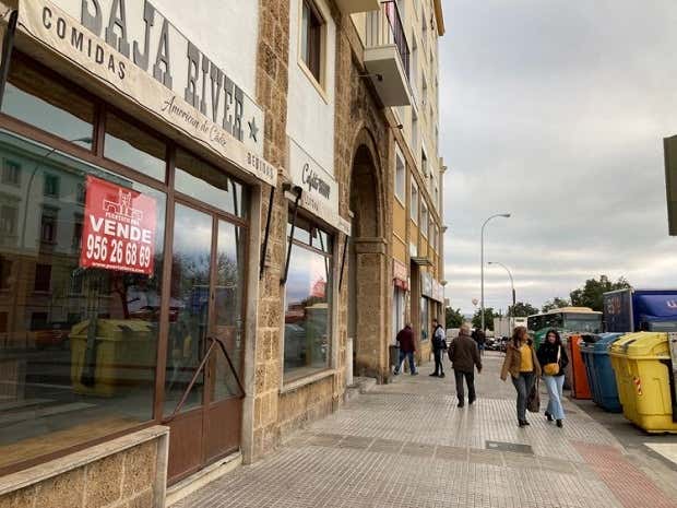 Cierre temporal del restaurante Abuela Elfrides en la plaza de San Agustín de Cádiz