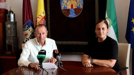 José María Román, con camisa blanca, en una mesa junto a la delegada Ana González, de negro.