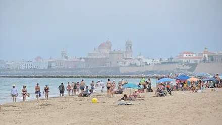 Imagen de la Catedral de Cádiz desde la Playa de la Victoria.