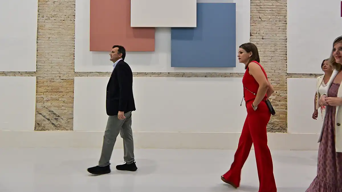 El alcalde, Bruno García, junto a su equipo y representantes institucionales, durante la visita inaugural a los depósitos.