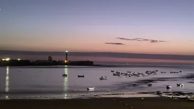 Anochecer en la playa de La Caleta de Cádiz.
