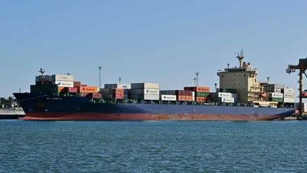 Buque As Caleira con pintura azul y roja llegando a Cádiz.