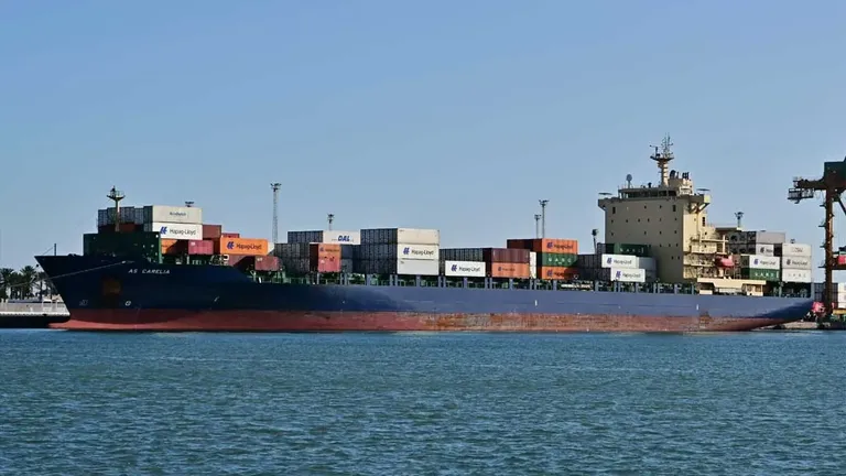Buque As Caleira con pintura azul y roja llegando a Cádiz.