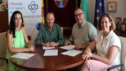 El alcalde de Chiclana, con camisa verde junto al presidente de la Asociación de Empresas y las delegadas del Ayuntamiento.