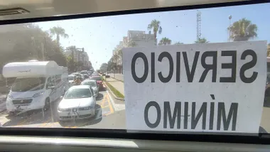 Imagen de la retención de tráfico en Cádiz desde un autobús de Servicios Mínimos