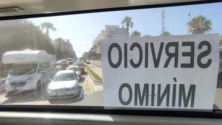 Imagen de la retención de tráfico en Cádiz desde un autobús de Servicios Mínimos
