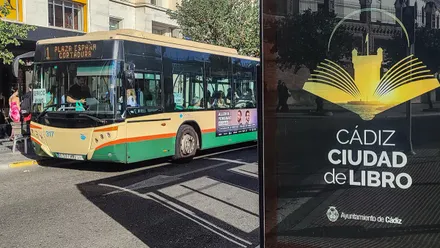 Un autobús de servicios mínimos durante la huelga de autobuses de Cádiz recoge a personas en una parada