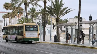Autobús de servicios mínimos saliendo de una parada