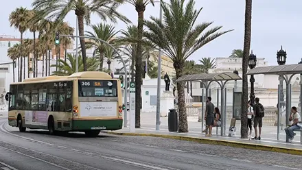 Autobús de servicios mínimos saliendo de una parada