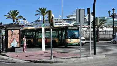 Un autobús urbano de Cádiz en la parada conocida como del Lucero.