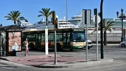Un autobús urbano de Cádiz en la parada conocida como del Lucero.
