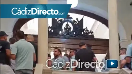 Tensión en el Ayuntamiento de Cádiz: el comité del servicio de autobús accede a la planta noble durante su protesta