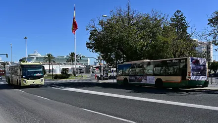Dos autobuses se cruzan por la Cuesta de las Calesas de Cádiz.