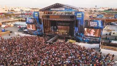 Escenario con mucho público en el Bahía Sound Day de San Fernando.