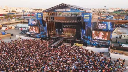 Escenario con mucho público en el Bahía Sound Day de San Fernando.