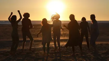Un grupo de personas bailan en silencio con unos cascos puestos