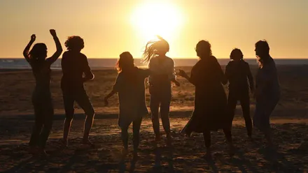 Un grupo de personas bailan en silencio con unos cascos puestos
