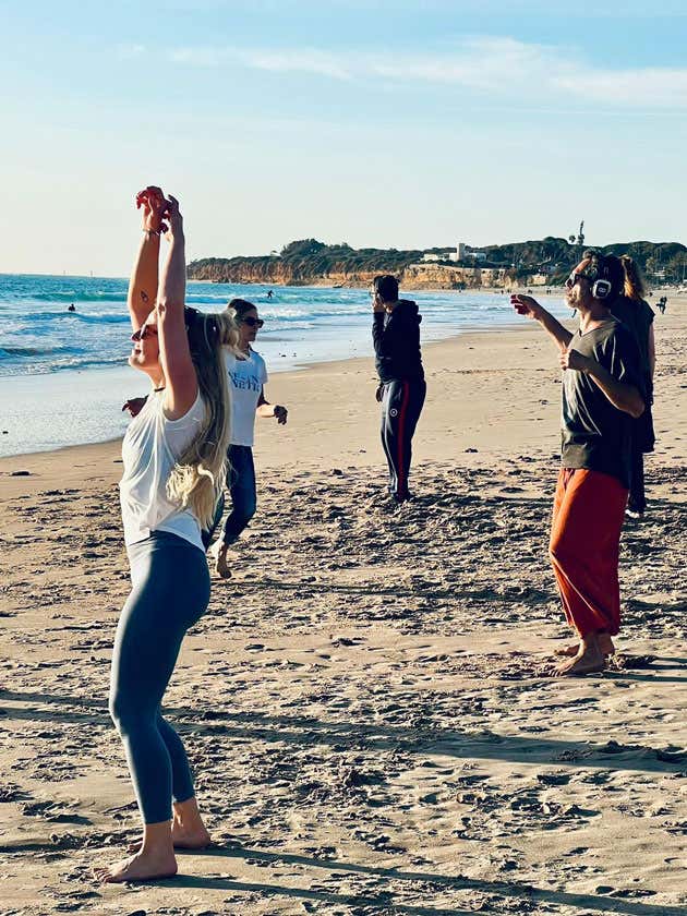 Participantes de una sesión de las Silent Dance, bailando.