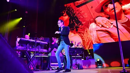 Marc Anthony bailando en uno de sus temas