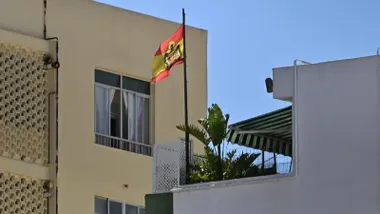 Una bandera franquista, ondeando en una azotea de la calle Acacias, en el Barrio de Bahía Blanca