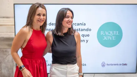 La concejala de Fiestas, Beatriz Gandullo, con la ilustradora elegida para hacer el cartel del Carnaval de Cádiz 2026.