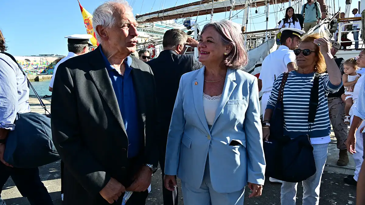 El alto representante de la Unión para Asuntos Exteriores y Política de Seguridad y vicepresidente de la Comisión Europea, Josep Borrell, junto a la subdelegada del Gobierno en Cádiz, Blanca Flores