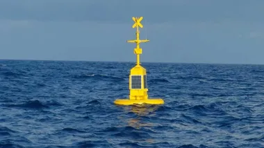 Boya amarilla en el mar.