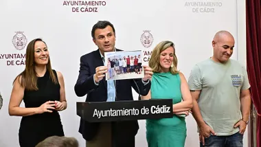 Bruno García muestra una fotografía de un viaje del anterior equipo de Gobierno