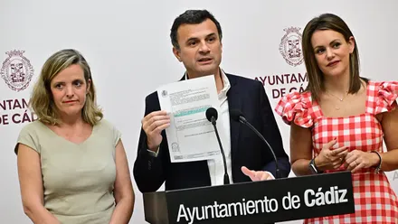 Bruno garcía muestra el documento del Juzgado que afirma que el Ayuntamiento no está personado
