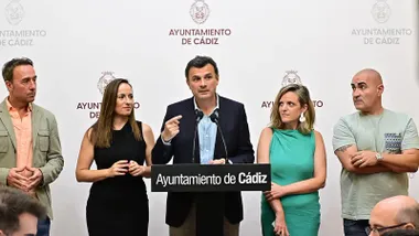El alcalde de Cádiz, Bruno García, con parte de su equipo de Gobierno en rueda de prensa.