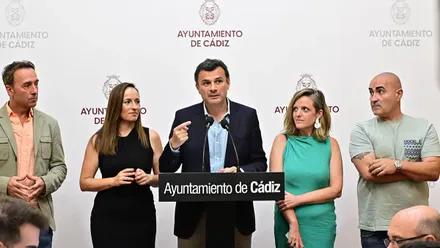 El alcalde de Cádiz, Bruno García, con parte de su equipo de Gobierno en rueda de prensa.