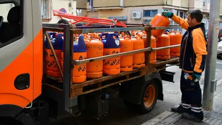 Trabajador descargando una bombona de butano.