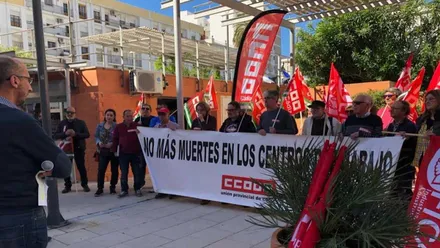 Manifestantes portando pancartas de CC.OO. por las muertes de trabajadores en Tarifa.