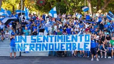 Ciudadanos vestidos de azul apoyando al San Fernando CD en estos complicados momentos.